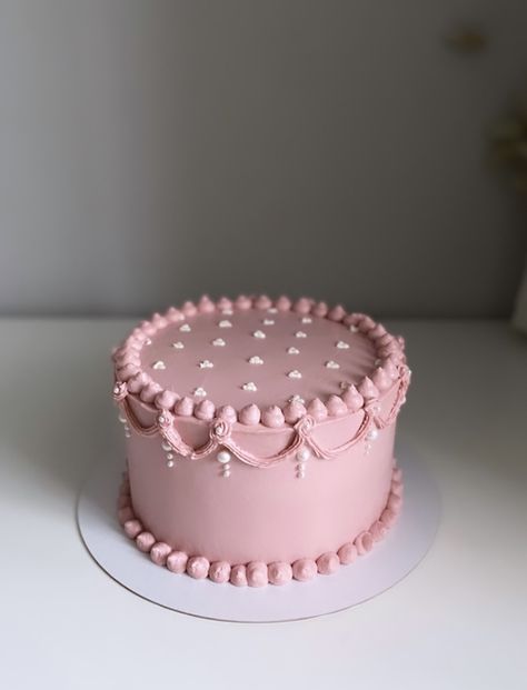 Pink Cake With Pearls, Simple Pink Birthday Cake, Pink Round Cake, Simple Pink Cake, Easy Princess Cake, Light Pink Cake, Pink Princess Cake, Gökkuşaği Pasta, Pink And White Cake