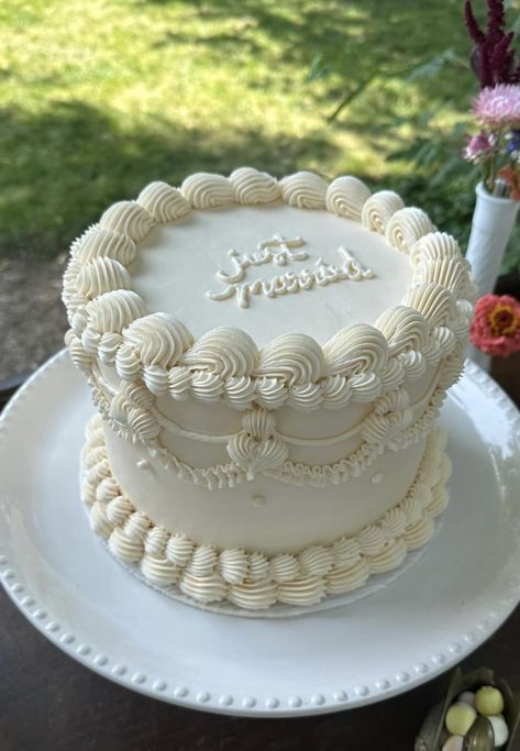 Plain White Wedding Cake With Flowers, White Cake With White Frosting, Small Round Wedding Cake, White Rustic Cake, Simple White Cake Design, Small White Cake, Small White Wedding Cake, Nikkah Cake, White Cake Design