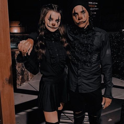 Hawolleen Costumes, Couple Halloween Makeup Ideas, Makeup Halloween Pareja, Last Minute Costume Ideas For Couples, Clown Couple Costume, Halloween Makeup Couples, Demon Couple, Scary Couples Halloween Costumes, Uhyggelig Halloween