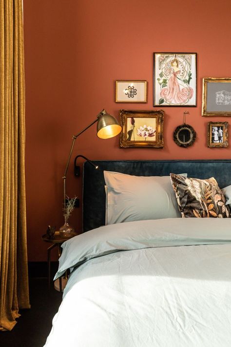 Rust Wall Color Bedroom, Rust Accent Wall Bedroom, Brick Red Bedroom, Light Red Bedroom, Terracotta Bedroom Walls, Terracotta Bedroom Ideas, Rust Bedroom, Terracotta Bedroom, Design Hall