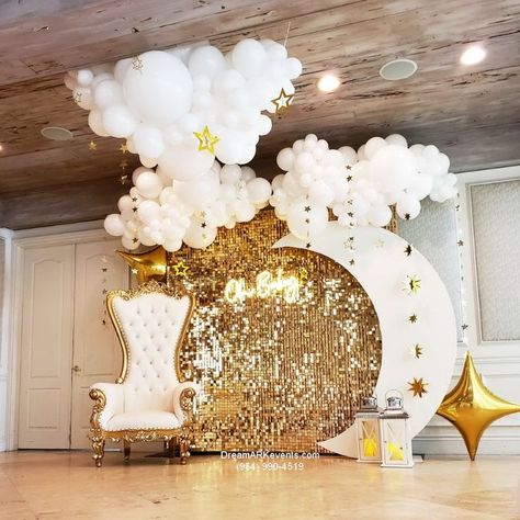 Amazing baby shower backdrop in shimmery style. Large clouds of balloons with golden stars are the perfect complement to the shimmering golden wall. The royal throne and OH BABY neon sign look amazing in this design Moon And Stars Balloon Arch, Gold Shimmer Wall, Cloud Backdrop, December Baby Shower Ideas, Moon Baby Shower Theme, Cloud Baby Shower Theme, Cloud Cookies, Clear Balloons With Confetti, Moon Stars Baby Shower