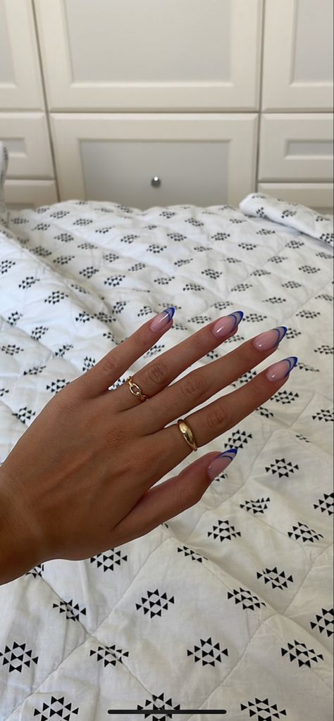 dark blue double french acrylic nails Simple Nails For Hoco, Nails For Santorini, Subtle Blue Nail Designs, Navy Inspired Nails, Vacation Simple Nails, Blue Outline French Tip Nails, Acrylics For Vacation, White With Blue Tip Nails, Nail Inspo For Blue Dress