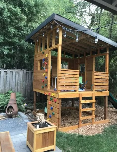 Outdoor Small Play Area, Diy Treehouse Playset, Backyard Garage Wall Ideas, Astroturf Backyard Play Areas, Backyard Play Structure, Diy Play Fort Outdoor, Play Forts For Kids Outdoor, Backyard Fort Plans, Tree Fort Plans