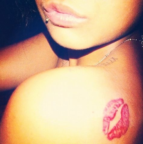 Kiss mark Kiss On Shoulder Tattoo, Kiss Tattoo Women, Kiss Print Tattoo, Ed Tattoos For Women, Kiss Mark Tattoo, Stitch Toothless, Shoulder Kiss, Lip Prints, Lips Tattoo