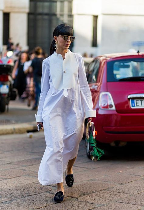 Shirt Dress Street Style, White Shirt Dress Outfit, White Maxi Dress Outfit, Long White Shirt Dress, Summer Work Outfits Office, How To Style A Maxi Dress, Sleek Outfit, White Tshirt Dress, Maxi Dress Outfit