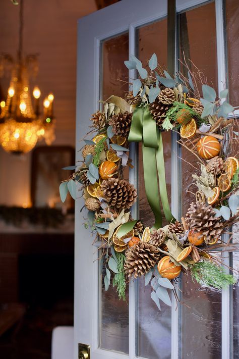 Coutrney Allison shows how to make a fragrant dried citrus wreath in an excerpt from her book French Country Cottage Christmas. Dried Citrus Wreath, Country Cottage Christmas, French Country Cottage Christmas, Courtney Allison, Citrus Wreath, Dried Citrus, Flower Magazine, Orange Wreath, Country Cottage Style