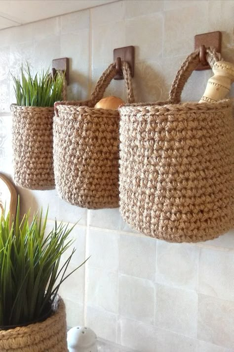 Hanging Wall Baskets, Crocheted Baskets, Hanging Fruit Baskets, Wall Baskets, Interior Vintage, Rustic Kitchen Decor, Baskets On Wall, Hanging Wall, Rustic Kitchen