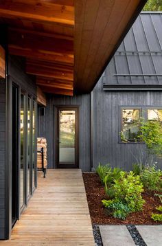 An organic modern home frames breathtaking mountain views in Oregon Deck No Railing, Organic Modern Interior Design, Organic Modern Interior, Wood Walkway, Rustic Exterior, Studio Interior Design, Architecture Home, Casa Container, Up House