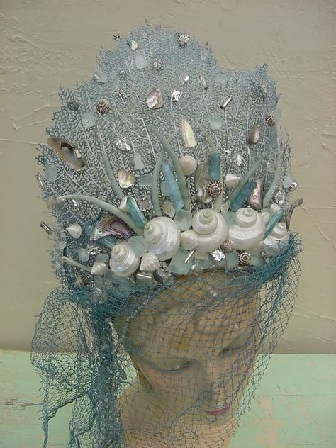 seashell crown Sea Witch Cosplay, Shell Crowns, Mermaid Hat, Costume Carnaval, Mermaid Parade, Art Coquillage, Mermaid Crown, Mermaids And Mermen, Mermaid Life