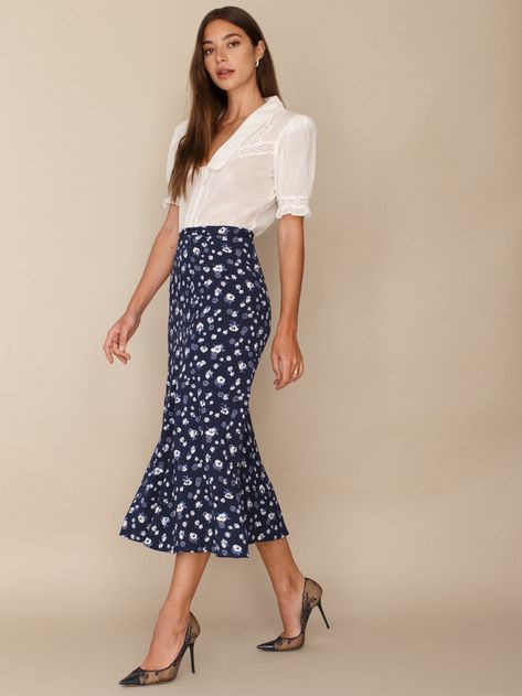 Wear the skirt. Shop the bea, a midi length slim fitting skirt with a center back zipper. Summer Job Interview Outfit, Summer Office Attire, Women Work Outfits, Silhouette Mode, Summer Workout Outfits, Skirt Casual, Women Bodycon Dress, Summer Work Outfits, Skirts For Women