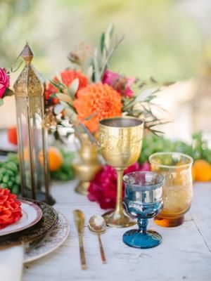 Moroccan Backyard, Moroccan Table Setting, Moroccan Wedding Theme, Dinner Party Table Settings, Moroccan Party, Moroccan Theme, Indian Theme, Dinner Club, Dinner Party Themes