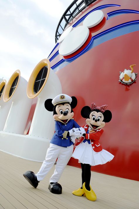 The Disney Dream crew is complete with Captain Mickey Mouse and First Mate Minnie Mouse, who greet guests onboard the Disney Dream. Disney Cruise Pictures, Disneyland Characters, Disney Dream Cruise, Minnie Mouse Pictures, Disney World Characters, Disney Orlando, Dream Cruise, Disney Fantasy, Mickey And Minnie Mouse