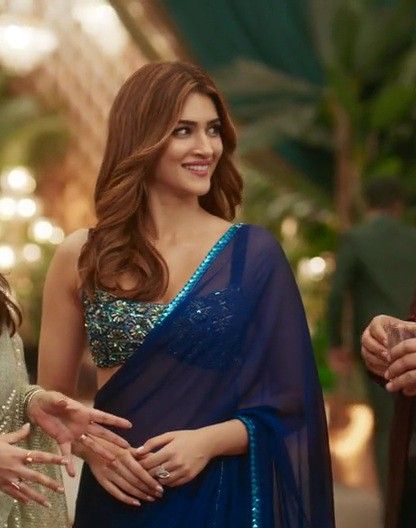 Kriti Sanon Indian Outfits, Kriti Sanon Blue Saree, Kriti Sanon In Saree, Grad Saree, Kriti Sanon Saree, Bride Indian, Ethnic Wedding, Fancy Sarees Party Wear, Kriti Sanon