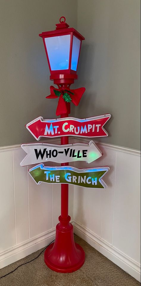 Grinch Lamp Post, The Grinch Christmas Tree Ideas, Diy Christmas Lamp Post, Grinch Figurines, Grinch Home Decor, Christmas Lamp Post, Grinch Images, Grinch Stuff, Grinch Decorations