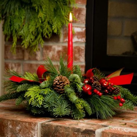 christmas centerpieces with tapered candles - Bing Images Cranberry Centerpiece, Red Pillar Candles, Fresh Christmas Wreath, Fresh Wreath, Fall Thanksgiving Wreaths, Centerpieces Diy, Gorgeous Centerpieces, Christmas Centerpieces Diy, Christmas Centerpiece