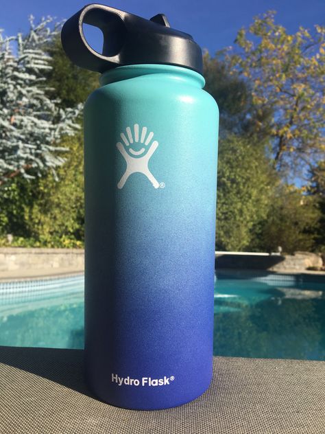 Ombré Hydro Flask blue 30 oz Hydro Water Bottle, Hydro Flask Bottle, Hydro Flask Water Bottle, Water Flask, Plastic Bottle Flowers, Cute Water Bottles, Water Bottle Design, Insulated Stainless Steel Water Bottle, Water Bottle With Straw