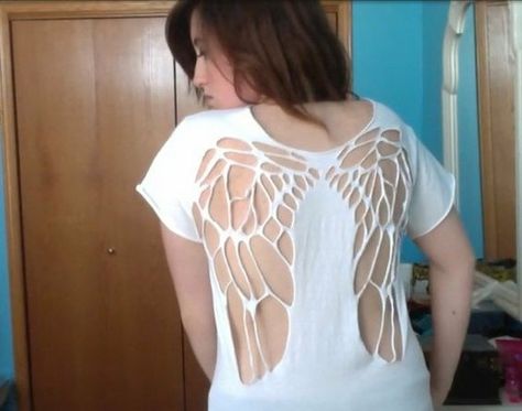 DIY angel wings cut out shirt Diy Angel Wings, Diy Angels, Diy Vetement, Last Minute Halloween Costumes, Diy Couture, Dip Dye, Diy Shirt, Clothes Ideas, T Shirt Diy