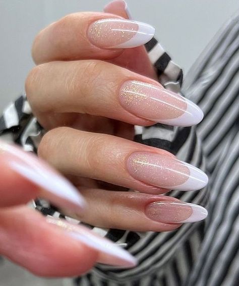 Elevate Your Holiday Look with Almond Christmas Nails 2023 Ideas Almond Christmas Nails, Spring Gel Nails, Vintage Wedding Nails, Christmas Nails 2023, Nails Classic, White Tip Nails, Space Nails, Vintage Nails, Light Nails