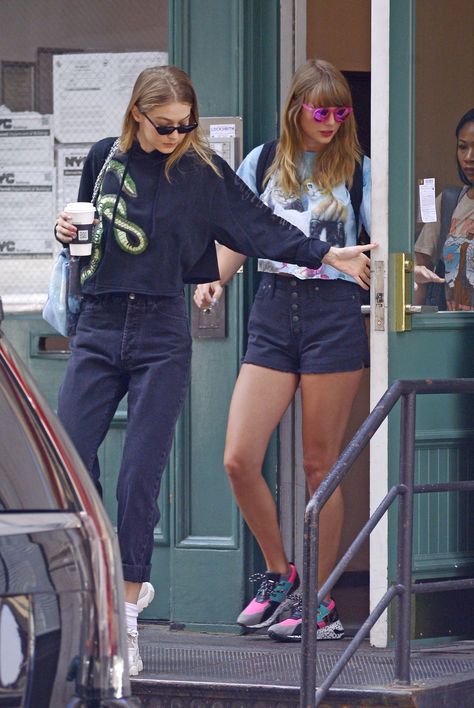 Taylor Swift and Gigi Hadid Went Out Publicly Together For the First Time in Over a Year Taylor And Gigi Hadid, Gigi And Taylor Swift, Gigi Hadid With Friends, Gigi And Taylor, Taylor Swift Gigi Hadid, Four One Direction, Joe Alwyn, Gigi Style, Gigi Hadid Outfits