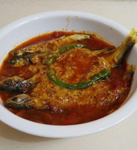 Fish recipe is very easy and common in West Bengal. From very early stages they start eating fish. Tiny fish contain more phosphorus then large fish. It has less cholesterol. I prefer to eat small fish. But it is difficult to cut and dressing. Gluten Free Chilli, How To Make Fish, Fish Curry Recipe, Eating Fish, 30 Min Meals, Tiny Fish, Tamarind Paste, Gluten Free Rice, Fish Curry