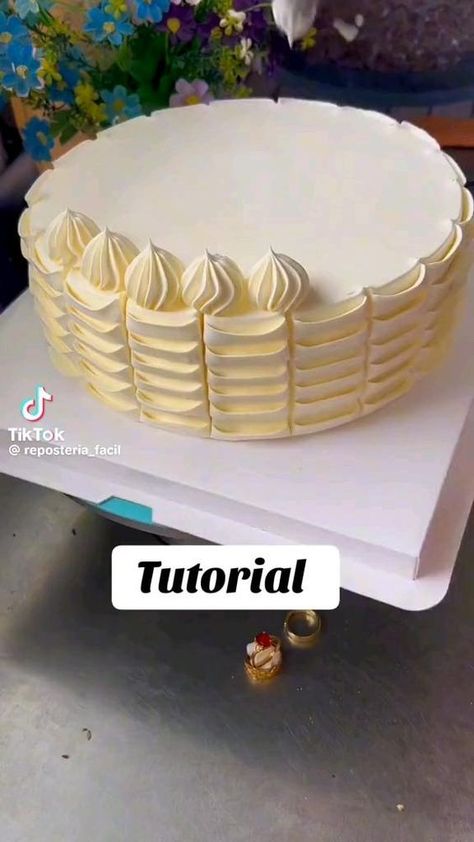 Cake Icing Tips, Cake Piping, Cake Decorating For Beginners, Buttercream Cake Decorating, Cake Decorating With Fondant, Amazing Food Decoration, Cake Decorating Piping, Cake Decorating Frosting, Baking Business