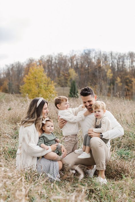 Nuetral Pallete Outfits Family Pictures Fall, February Family Photos, Fall Family Photos Neutral Colors, Neutral Fall Family Photo Outfits, Light Family Photos, Fall Family Photoshoot Ideas, Fall Photoshoot Family, Fall Family Photoshoot, Outfits For Autumn