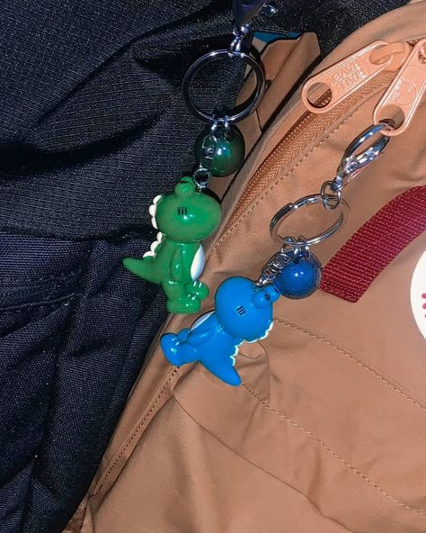 Cute Simple Keychain, Couple Matching Keychain, Matching Keychains Aesthetic, Matching Couple Things Aesthetic, Cute Couple Keychains, Backpack Keychains Aesthetic, Couple Things To Buy, Matching Keychains Couples, Cute Keychain Aesthetic