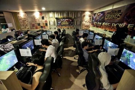 Gaming Cafe, Cafe Idea, Japanese Holidays, Game Cafe, Internet Cafe, Computer Shop, Pc Game, Random Thoughts, Gaming Pc