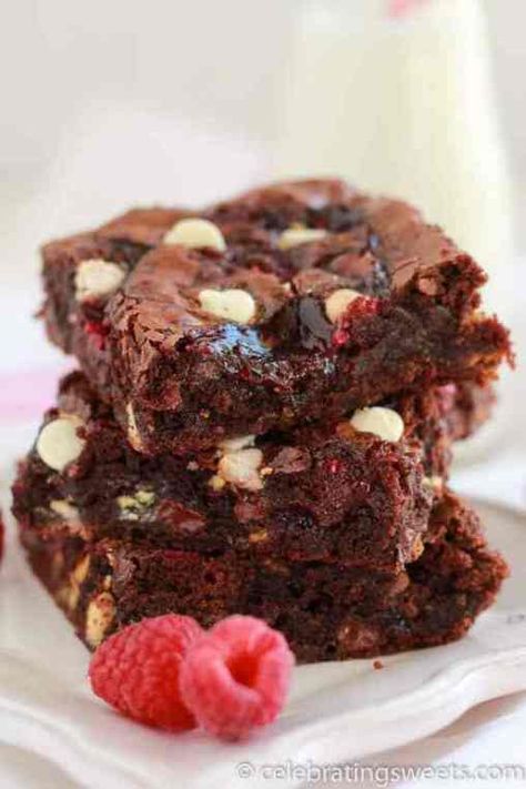 Raspberry White Chocolate Brownies White Chocolate Brownies Recipe, German Chocolate Brownies, Brownies Fudgy, Marshmallow Brownies, Yummy Bars, Chocolate Decadence, White Chocolate Brownies, Raspberry Brownies, Raspberry White Chocolate