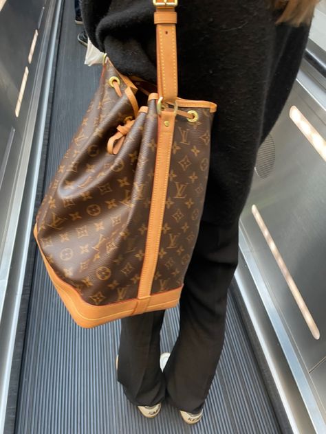 Louis Vuitton Noe Gm, Louis Vuitton Noe Bag Outfit, Lv Noe Outfit, Luis Vuitton Outfits, Aesthetic Louis Vuitton, Lv Noe, Louis Vuitton Aesthetic, Vintage Lv Bag, Louis Vuitton Vintage Bag