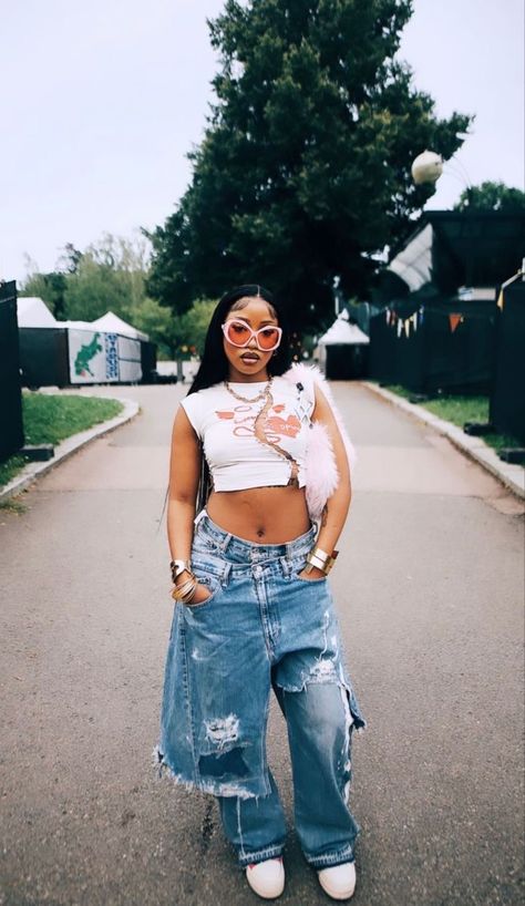 Film Set Outfit, Kill Crew Shorts Outfit, Summer Streetwear Sets With Crew Neck, Sporty Streetwear Sets With Graphic Print, Graffiti Wall Photoshoot Outfits, Natural Short Hairstyles, Top 10 Hairstyles, Denim Fits, Short Hairstyles For Black Women