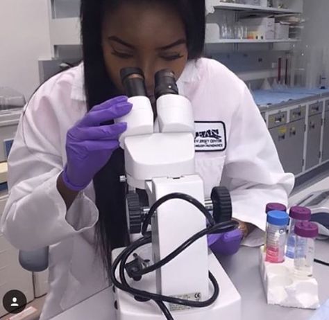 Pinterest@richardss0983 Surgeon Aesthetic Female, Black Women Doctors, Black Pharmacist, Biomedical Scientist, Nurse Girl, Girl Scientists, Nursing Goals, College Vision Board, Medical Student Motivation