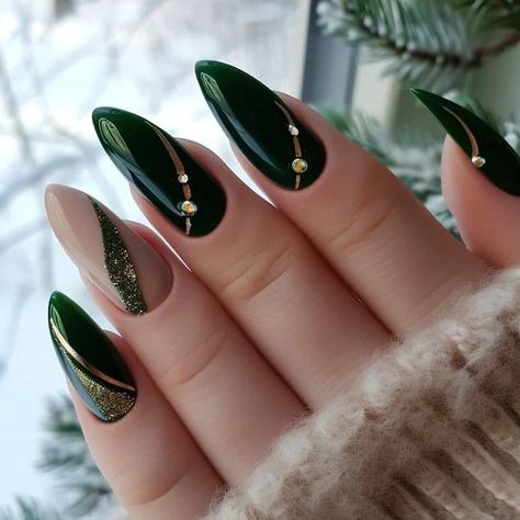 Nail Art Green And Gold, Emerald Green And Gold Nails Acrylic Almond, Wedding Nails Emerald Green, Dark Green Nails With Gems, Bridesmaid Nails Green Dress, Nail Green And Gold, Smaragd Green Nails, Dark Green Nails Designs Gold, Green Nail Designs Coffin