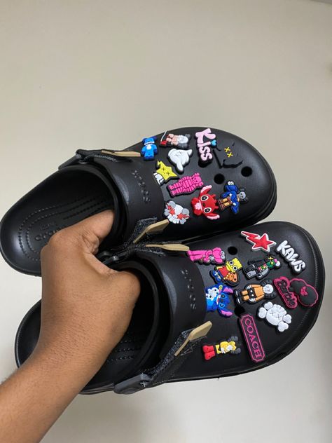 Black Crocs Charms Aesthetic, Black Croc Aesthetic, Black Crocs Charms, Croc Jibbitz Ideas Black Crocs, Crocks Jibbitz, Croc Outfits Black Women, Black Crocs With Charms, Black Crocs Aesthetic, Black Crocs With Jibbitz