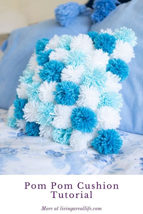 Pom Pom Cushion Cover, Pillow Crafts Diy, Pom Pom Blanket Diy, Pompom Pillows, Pompom Rugs, Pompom Ideas, Pom Pom Pillow, Pom Pom Decor, Easy Yarn Crafts