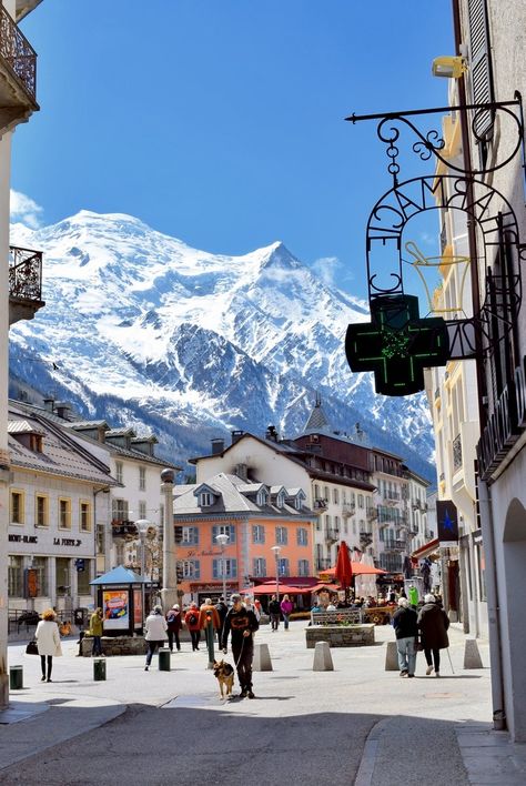 Chamonix Mont Blanc Restaurants, Skiing In Europe, Ski Chamonix Mont Blanc, Chamonix France Skiing, Mont Blanc France, Chamonix Mont Blanc Winter, Chamonix Aesthetic, Chamonix France Winter, French Alps Aesthetic