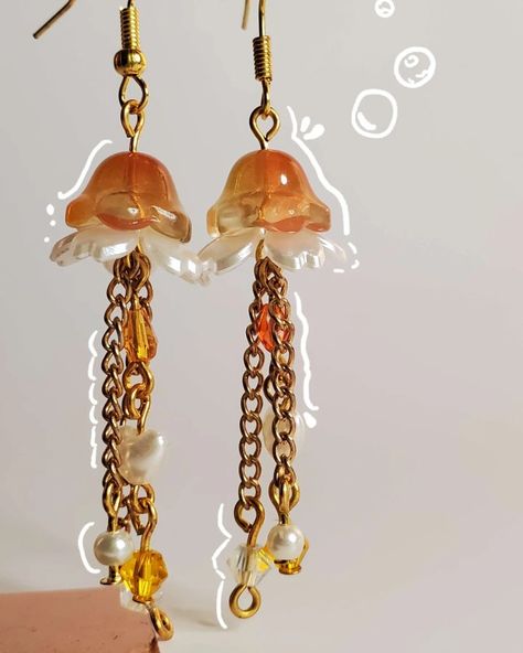 Orange beaded jellyfish earrings Orange Beaded Jewelry, Jelly Fish Earrings, Jellyfish Earrings Diy, Beaded Earring Ideas, Beaded Earrings Aesthetic, Homemade Earrings Ideas, Funky Earrings Diy, Jellyfish Earring, Beaded Jellyfish