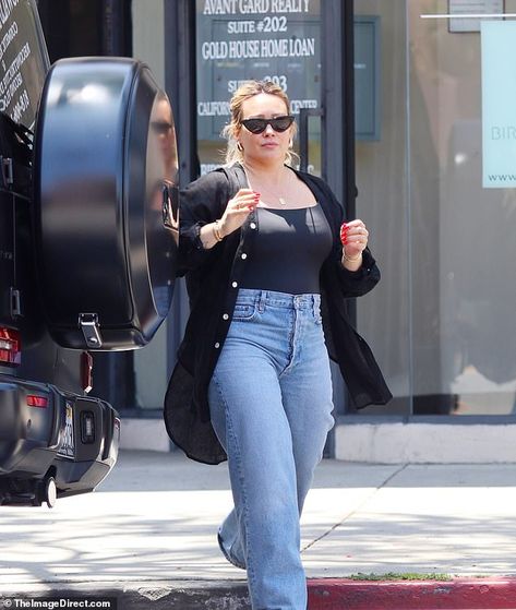 Hilary Duff 2024, Hilary Duff Style 2024, Hilary Duff Weight, Hilary Duff Style, Newborn Daughter, Bushy Eyebrows, Emotional Photos, Hugs And Cuddles, Lizzie Mcguire