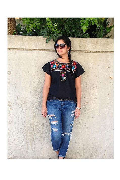 Mexican Top Outfit, Mexican Blouse Outfit, Mexican Outfit Ideas, Mexican Tops, Outfit Mexicano, Mexican Outfits, Mexican Clothing, Mexican Embroidered Dress, Mexican Shirts