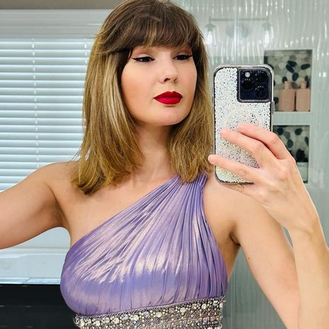 Taylor Swift Look-Alike Responds to "Malicious" Prank Backlash A Taylor Swift look-alike is shaking off backlash after impersonating the pop star in a prank. Ashley Leechin, a TikToker with over 1.6 million followers who bears a striking resemblance to... #hollywood #bollywood #love #losangeles... Ashley Taylor Swift, Taylor Swift Look Alike, Instagram Taylor Swift, Bollywood Love, Los Angeles Attractions, Ashley Taylor, Jack Antonoff, Tiktok Star, Social Experiment