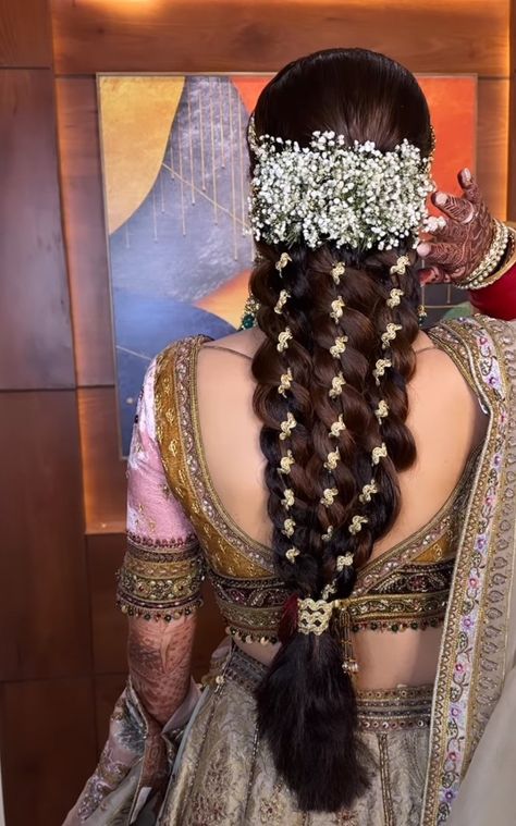 Lace Braid Hairstyles Indian, Hairstyles With Gowns Indian, Hairstyles With Gowns, Indian Bridal Hairdo, Bun Indian Wedding, Lace Hairstyle, Hairstyle Traditional, Punjabi Hairstyles, Crosia Design