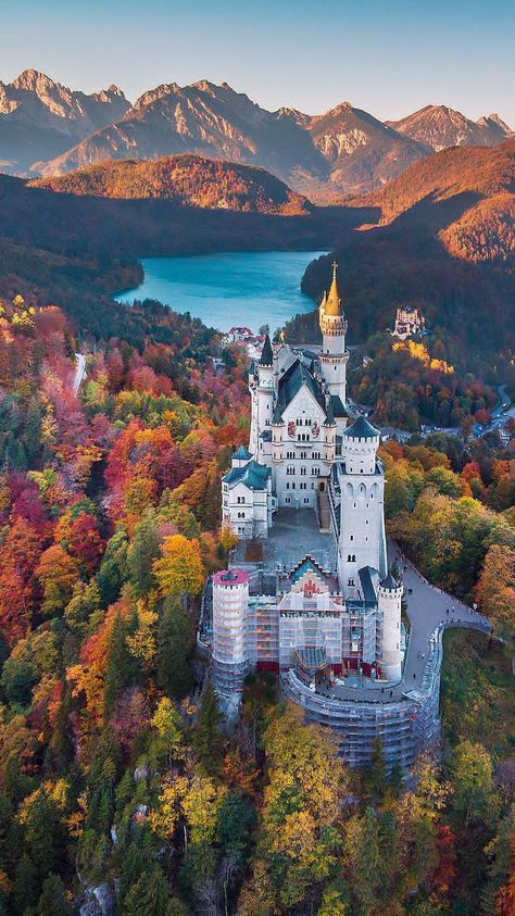 Germany Castles, Neuschwanstein Castle, Autumn Scenes, Beautiful Castles, A Castle, Palawan, Canon Photography, Places Around The World, Wonderful Places