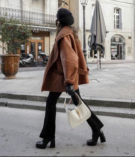 Brown Winter Coat, Winter Mode Outfits, 2022 Aesthetic, Outfit Chic, Iconic Fashion, Brown Coat, Winter 2022, Moda Vintage, Mode Inspo