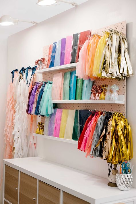 Party Shop Interior, Balloon Storage Ideas, Small Boutique Interior Design Ideas, Clothing Boutique Interior Design, Small Boutique Interior Design, Small Boutique Interior, Balloon Bar, Interior Design Indian, Party Boutique