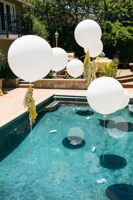 Gorgeous pool party decoration... but what do you use as anchors? --> Click the image to find out. #partydecorations #balloonguide Backyard Wedding Pool, Floating Pool Decorations, Pool Wedding Decorations, Pool Decorations, Affordable Wedding Decorations, Bachelorette Pool, Backyard Pool Parties, Backyard Party Decorations, Pool Wedding