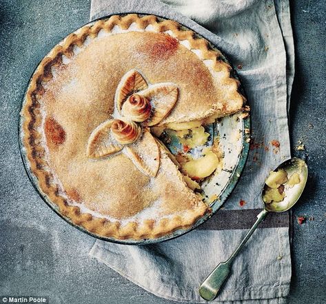 Paul's classic bakes: Apple pie | Daily Mail Online Paul Hollywood Bread Recipes, Traditional Apple Pie Recipe, Traditional Apple Pie, Paul Hollywood, Apple Pie Recipe, Baked Apple Pie, British Bake Off, British Baking, Pastry Tart