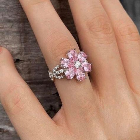 Hand Jewelry Rings, Flower Jewelry Designs, Wedding Rings Art, Fancy Jewelry Necklace, Cute Engagement Rings, Antique Jewellery Designs, Fascinating Facts, Silver Jewelry Design, Dream Engagement Rings