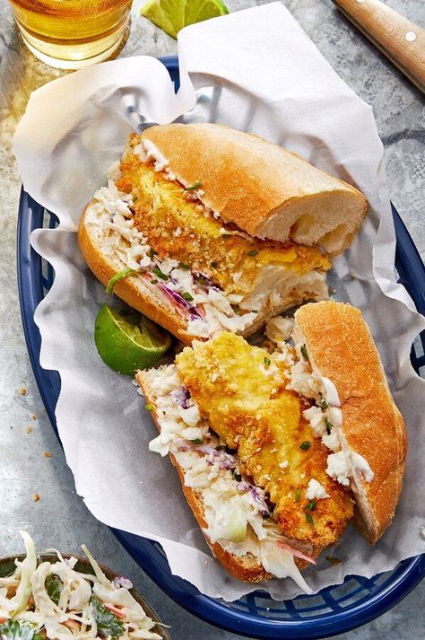 Air Fryer Cod Recipe, Chipotle Slaw, Fried Fish Sandwich, Recept Sandwiches, Fish Sandwich Recipes, Breaded Cod, Po Boy Sandwich, Fish Sandwiches, Crispy Fish