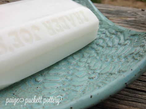 handbuilt ceramic soap dish Clay Lesson, Ceramics Pottery Bowls, Slab Ceramics, Pottery Projects, Beginner Pottery, Turquoise Lace, Hand Building, Ceramic Soap Dish, Plaster Molds