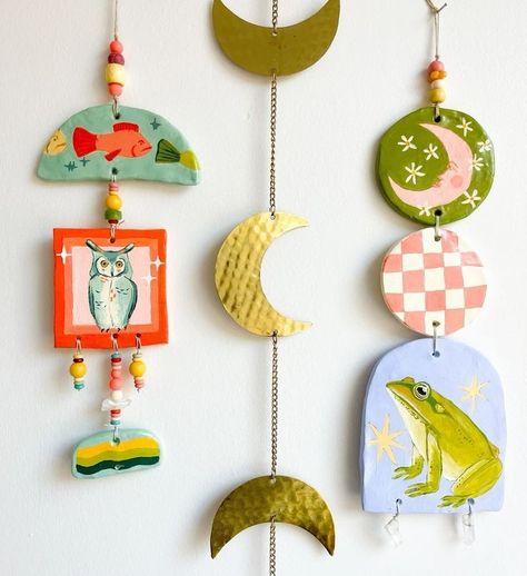 Clay Garland, Cute Clay Charms, Polymer Clay Wall Art, Cuadros Diy, Clay Inspo, Diy Air Dry Clay, Air Dry Clay Projects, Cerámica Ideas, Clay Wall Art